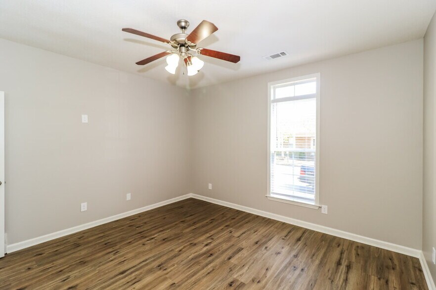 Building Photo - 10176 Evening Hill Dr