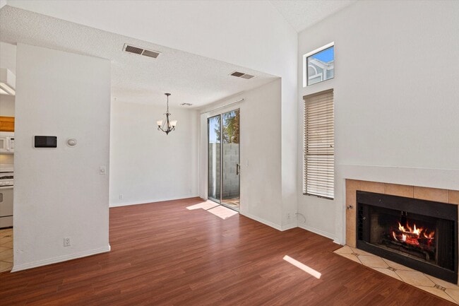 Building Photo - Centrally located Townhome/Fenced Yard