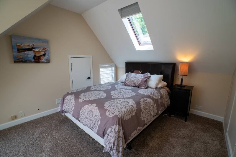 Building Photo - 1916 W Roscoe St