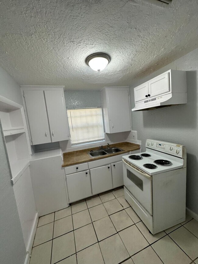 Building Photo - Fully Renovated  Single Family House - 1/1...