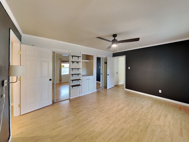 Building Photo - Live Where Location and Comfort Come Together