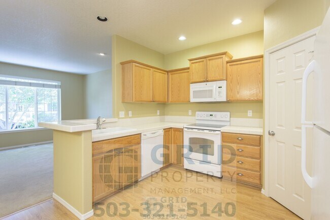 Building Photo - Spacious 3 Bedroom, 2.5 Bath Townhome Available in Hillsboro - 2 Car Garage!
