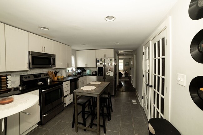 Building Photo - Charming 3-Bedroom Furnished Home – Walk t...