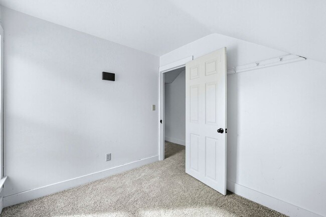 Building Photo - New THREE BED listing in Fort Wayne!