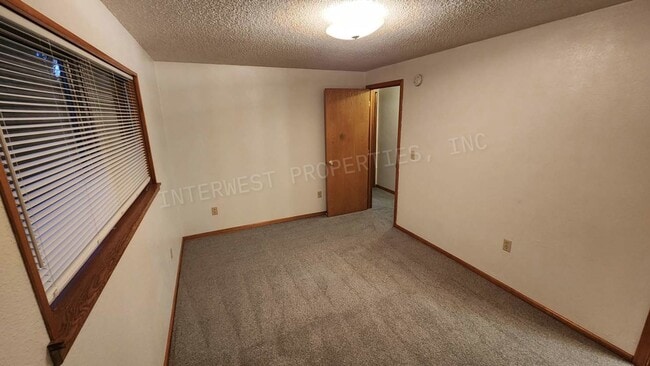 Building Photo - *1ST MONTH'S RENT FREE PROMO*  3 Bed 2 Bath Beaverton Home with big backyard, storage shed, A/C a...