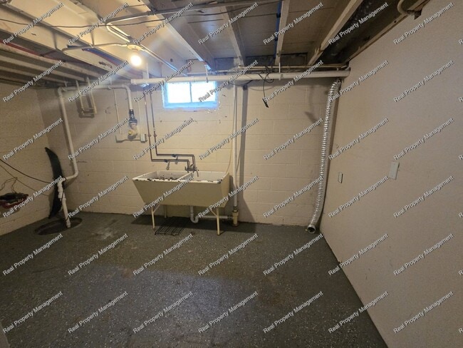 Building Photo - Three Bed Hobart Ranch