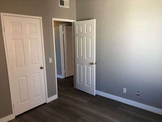 Building Photo - Beautiful 3 bedroom 2 bath Townhome across...