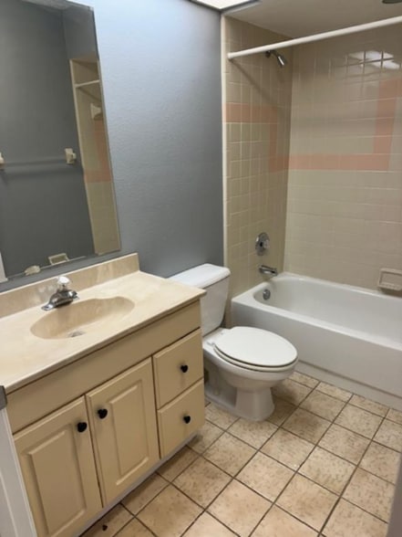 Building Photo - 242 Dawn Ct