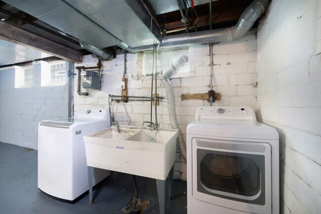 Building Photo - 3582 Silsby Rd