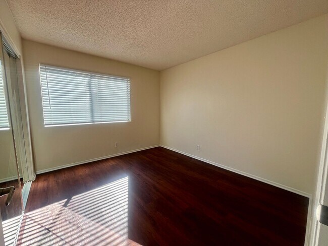 Building Photo - BELLA APARTMENTS: Beautiful 2 Bed - 2 Bath