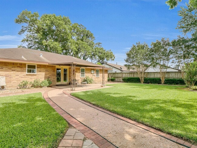Building Photo - 805 Bluebonnet Ln