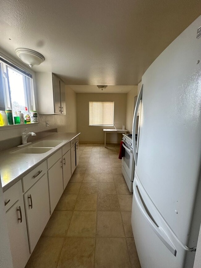 Building Photo - Cute 2 bedrooom/1.5 bath with Bonus room i...