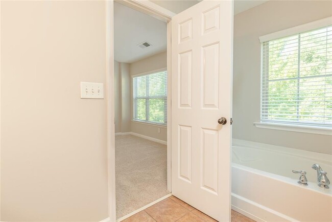 Building Photo - 860 Riverdance Dr NW