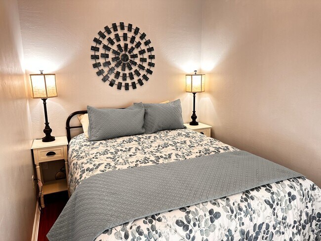 Building Photo - Zen Cottage: Spacious downtown suite complete with kitchenette, washer/dryer $300 Utility Fee