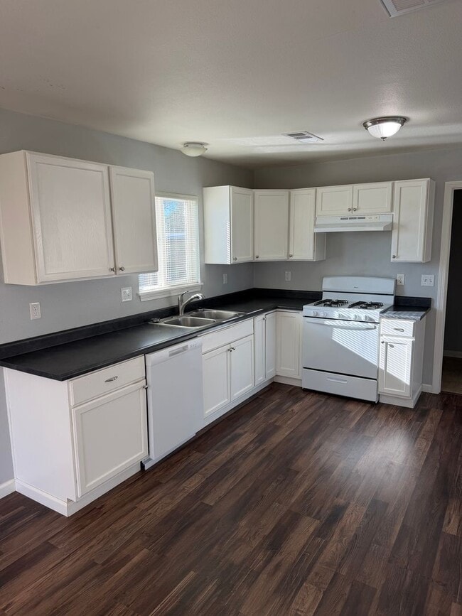 Building Photo - 1 bedroom, 1 bathroom Charming Home Central Location