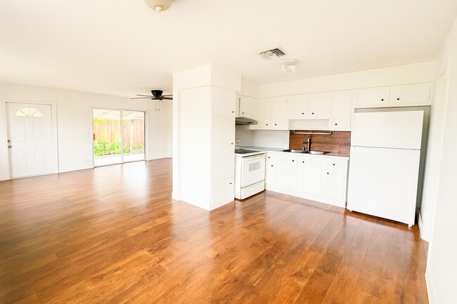 Building Photo - Charming 2BR/1BA Apartment in Sunrise – $2...