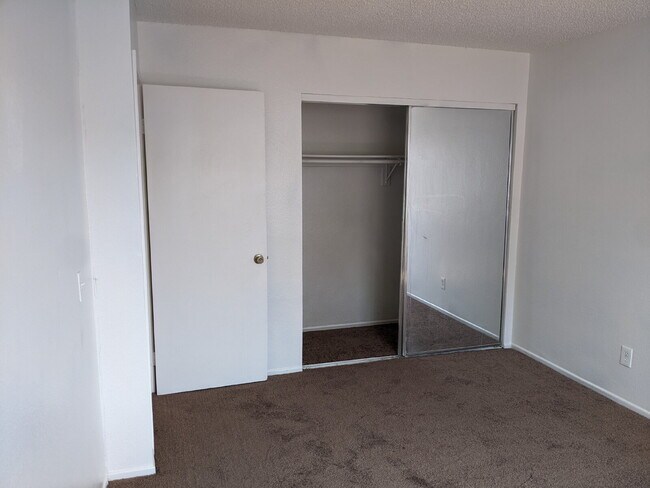 Building Photo - 2br condo in gated pool community