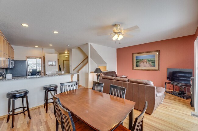 Building Photo - Spacious 3 bed, 2.5 bath Townhome in Ridgewood Hills!