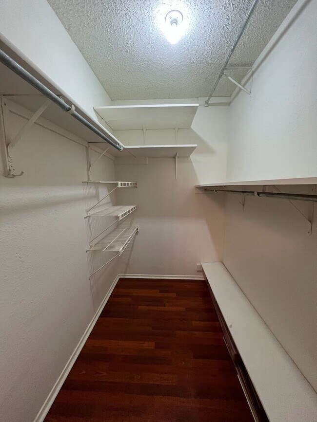 Building Photo - Croix 325 -  2 Bed 1 bath - $1450