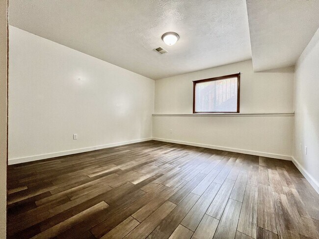 Building Photo - Four Bedroom Duplex in Kentwood