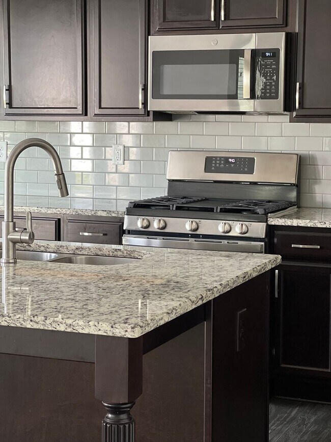 Building Photo - Stunning 4BR 3BA Home in Colfax