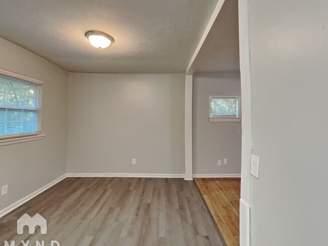 Building Photo - 247 Roxbury Dr