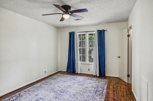 Building Photo - Two-Level Townhome in DeSoto Courts