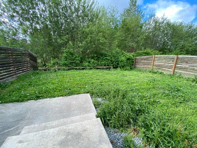 Building Photo - Modern 3-bedroom with Fully Fenced Yard