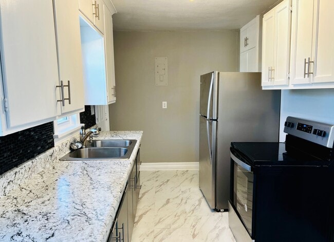 Building Photo - Beautifully Updated 2BD 1BA Corner Lot Hom...