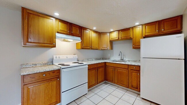 Building Photo - Elyria - updated 2 bedroom/1 bath townhouse.