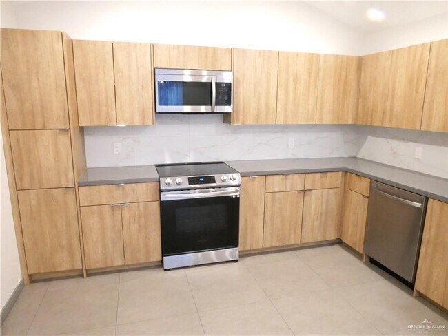 Building Photo - 23 Iris Ave