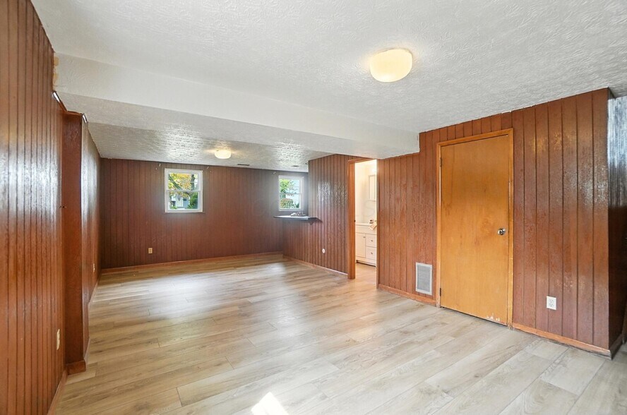 Building Photo - 5200 Williamsburg Cir
