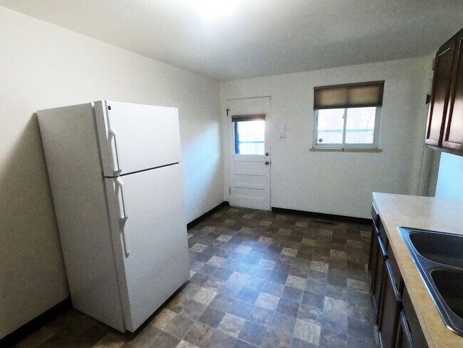 Building Photo - 2345-2347 Goss