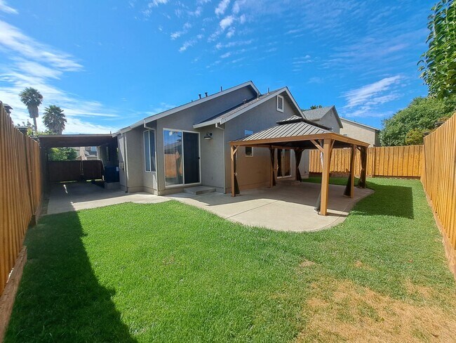 Building Photo - Stunning Home is Tastefully Done & Move In...