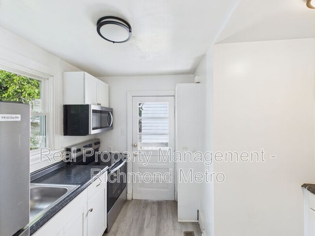 Building Photo - 3905 Larchmont Ln