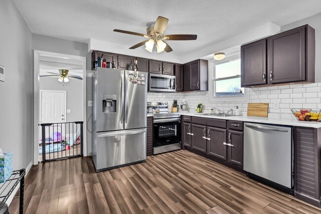 Building Photo - 215 Aster Dr