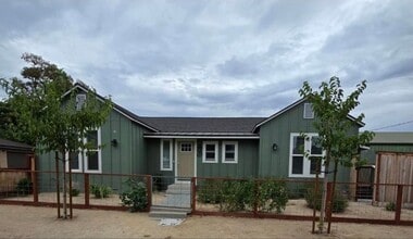 Building Photo - Newly Remodeled 3 bedroom, 2 bath Home-Clo...