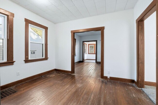 Building Photo - New 2 bedroom house listing!