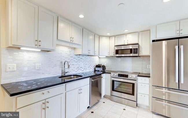 Building Photo - 1530 Key Blvd