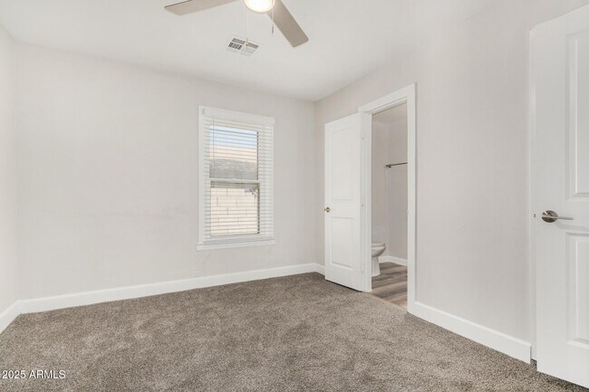 Building Photo - 423 E Crescent Ave