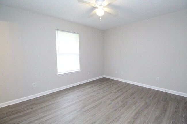 Building Photo - 3BR, 2BA Duplex in NW Pensacola – Convenie...