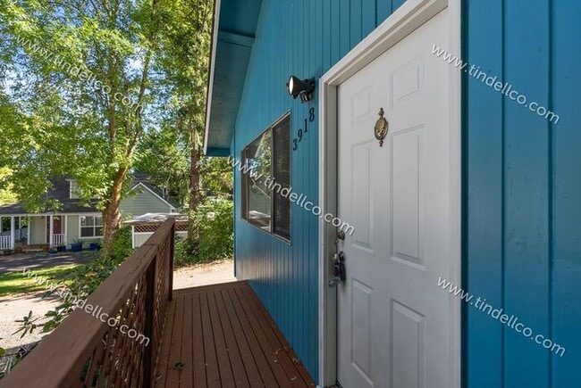 Building Photo - Darling Two Bedroom With Large Fenced Yard...