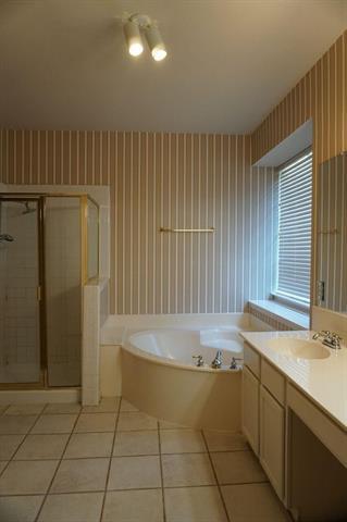 Building Photo - 3029 Golden Gate Dr