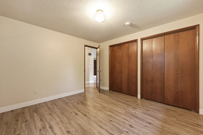 Building Photo - Move in ready NOW! Desirable west side location! 2 bed/ 1.75 bath. Olympia school district.