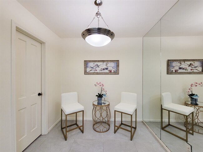 Building Photo - 1601 S Shepherd Dr