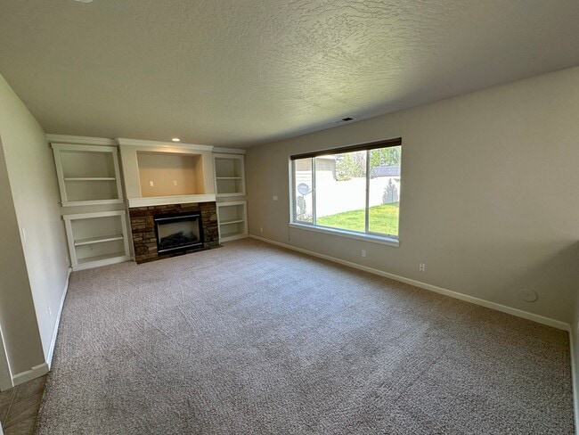 Building Photo - LARGE SINGLE FAMILY HOME ON CORNWALL (RPM#220)