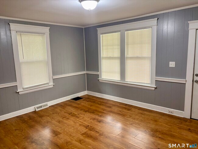 Building Photo - 565 Sylvan Ave
