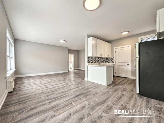 Building Photo - 1 bedroom in CHICAGO IL 60613