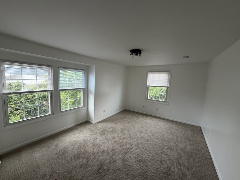 New blinds throughout unit - 204 Betty St