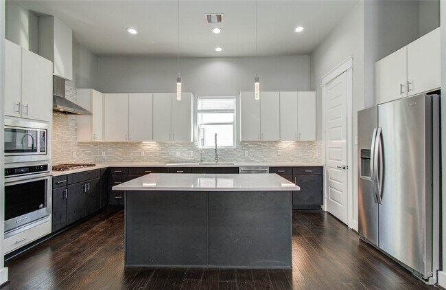 Building Photo - 2116 Naomi St